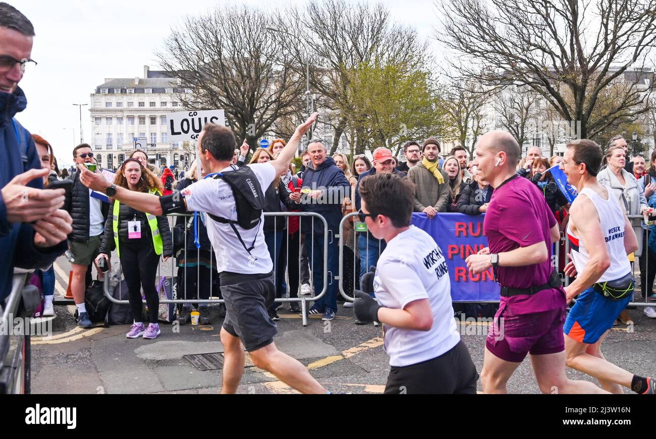 Brighton Reino Unido 10th de abril de 2022 - Miles de corredores que participan hoy en la maratón de Brighton con muchos fondos de recaudación para las organizaciones benéficas : Credit Simon Dack / Alamy Live News Foto de stock