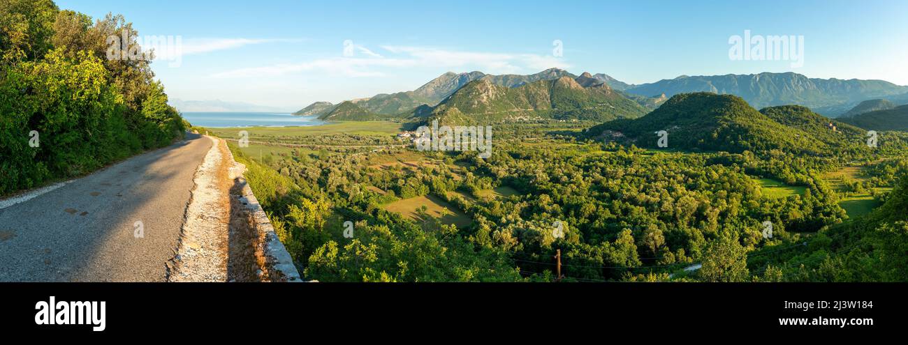 Montenegro, panorama de las montañas y del atardecer cielo sobre el famoso río tara. Zabljak Canyon, cerca de la ciudad Foto de stock