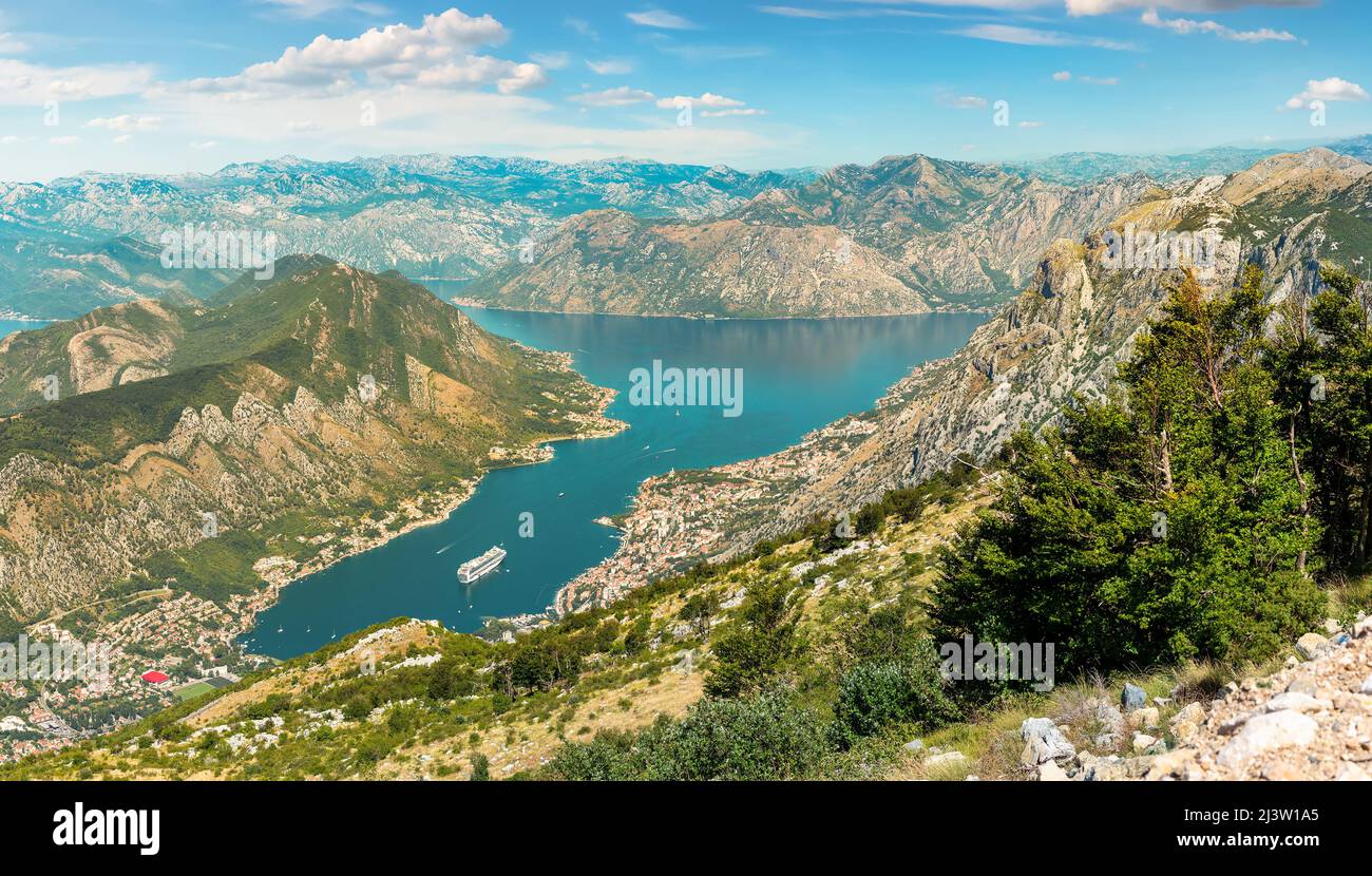Vista de la gaviota y la bahía de Kotor in Montenegro Foto de stock