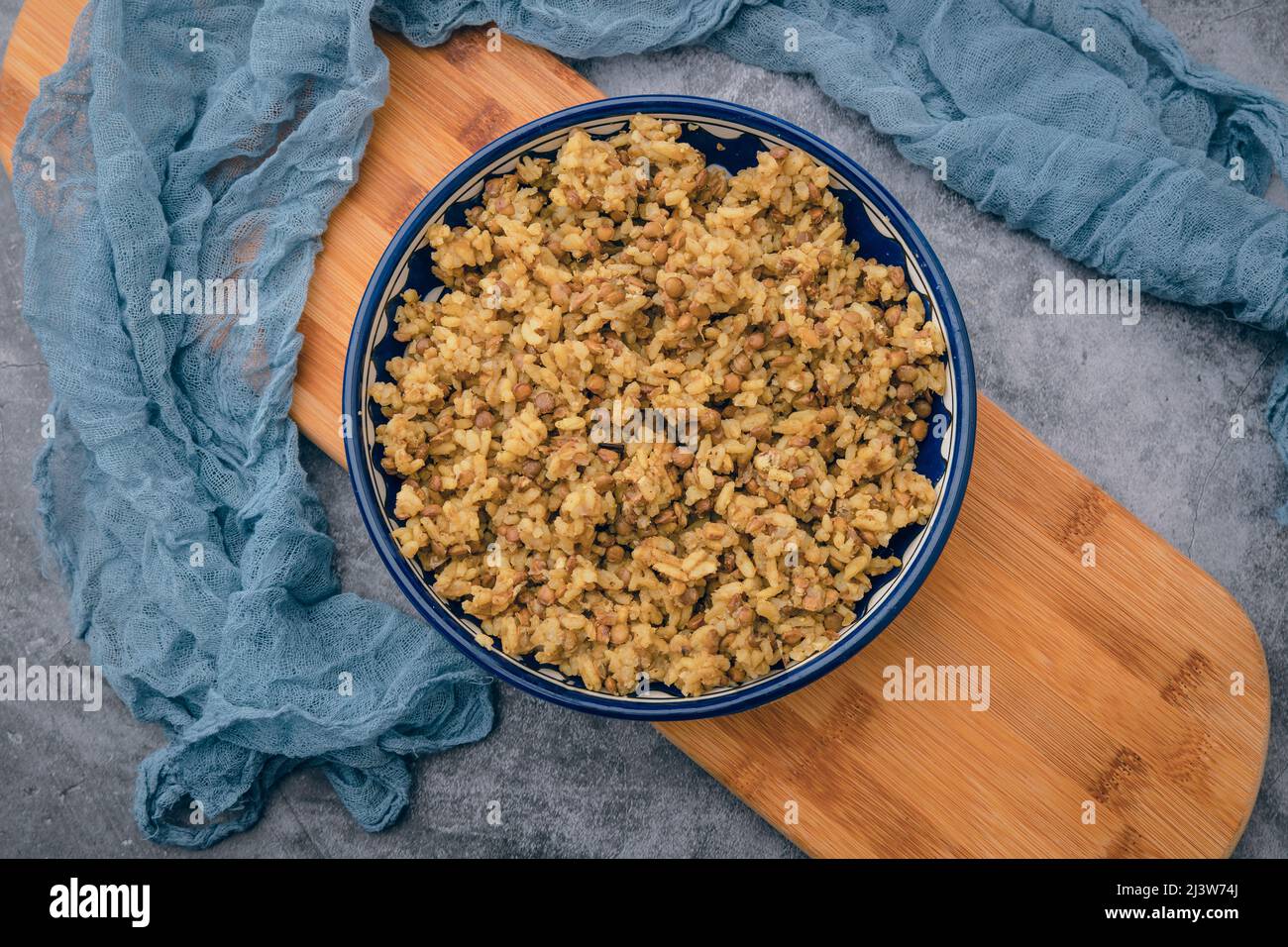 Mujadara lentejas y pilaf de arroz, receta de cocina oriental media