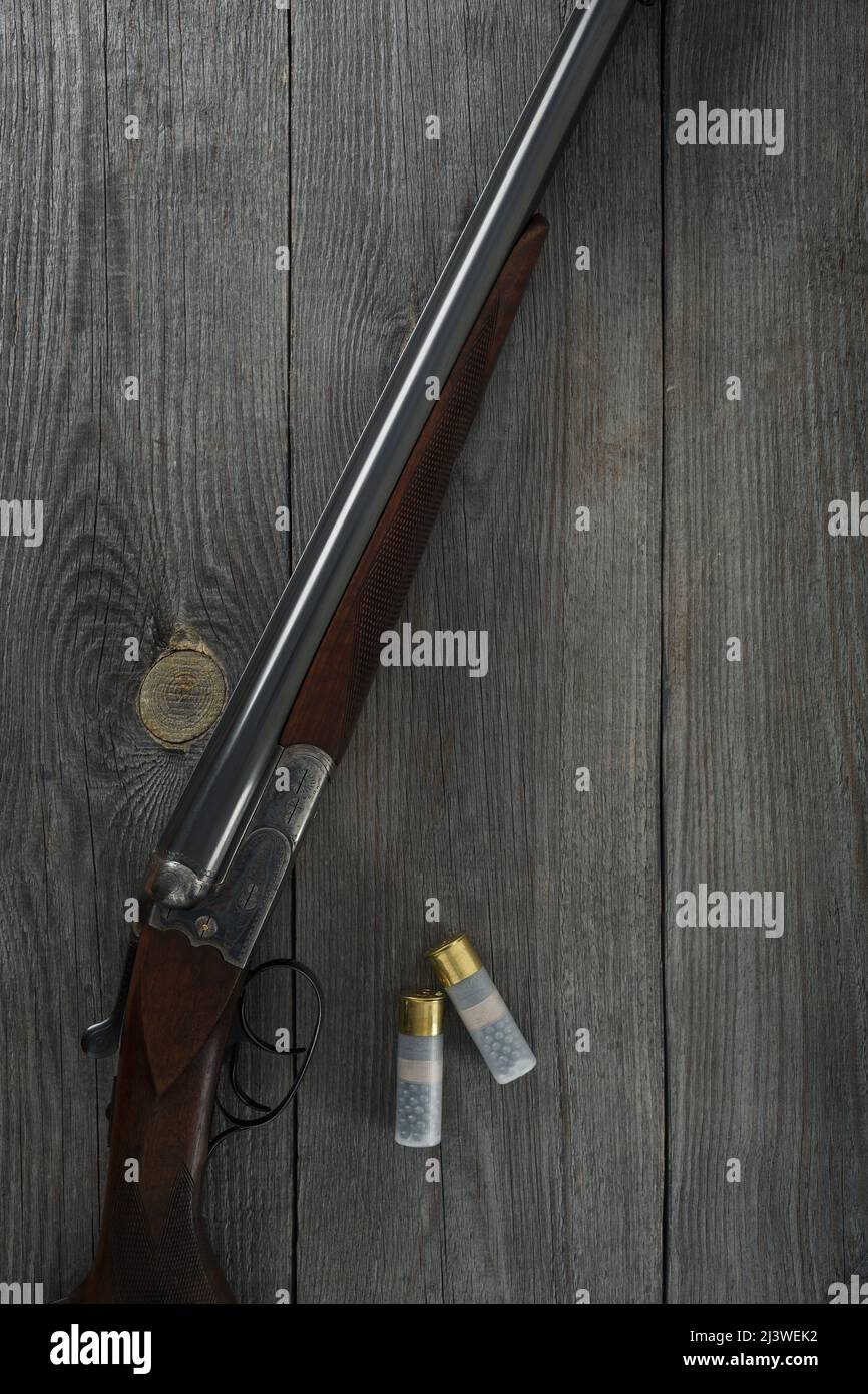 Rifle de caza y accesorios de caza sobre la mesa. Pistola de caza