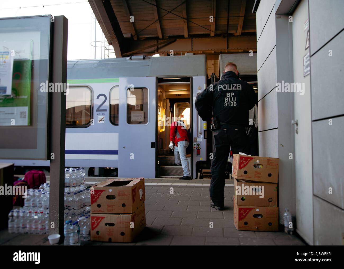 Frontera germano-polaca: Control fronterizo en trenes de refugiados con el pueblo ucraniano, que huyen de la guerra. Estación de tren Frankfurt Oder. Foto de stock