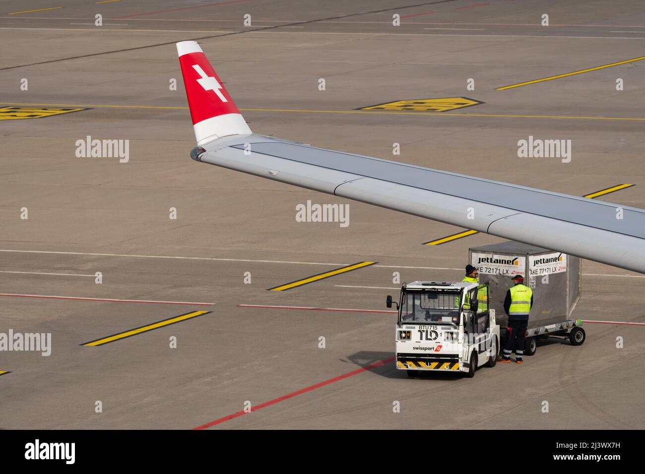 Zurich, Suiza, 2 de marzo de 2022 Winglet con la cruz suiza de un avión Airbus A340-313 que está estacionando en el delantal Foto de stock