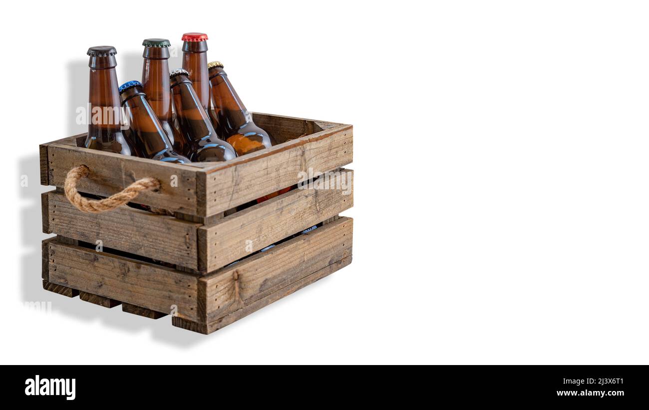 Caja rústica de madera con botellas de cerveza y platos de colores  Fotografía de stock - Alamy
