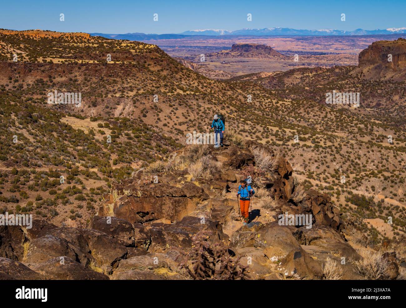 Las mujeres que están caminando en el punto de vista en White Rock, Los Alamos, Nuevo México Foto de stock
