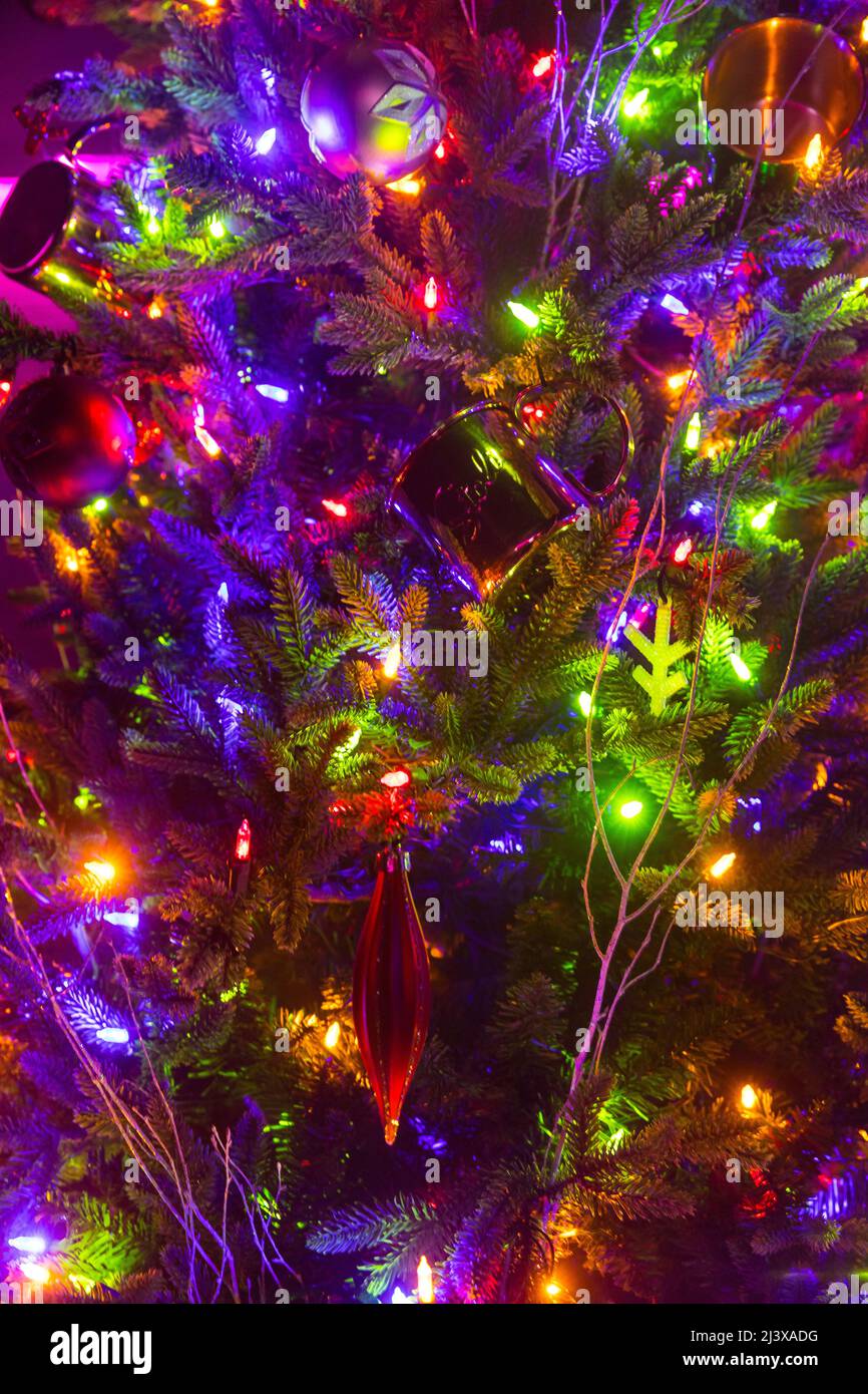 Primer plano de un árbol de navidad con coloridas luces de hadas Foto de stock