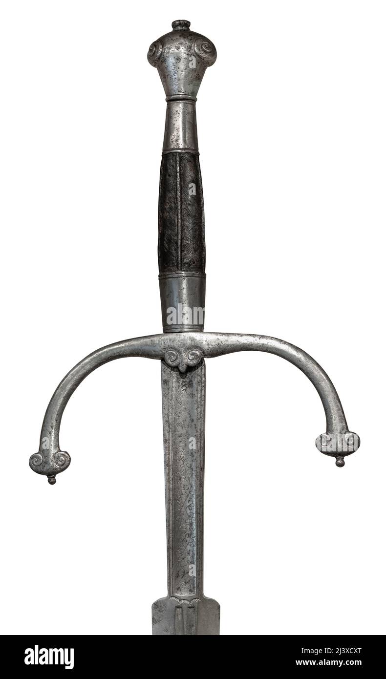 La cima (Hilt y crossguard) de una antigua espada larga, aislada sobre un fondo blanco Foto de stock