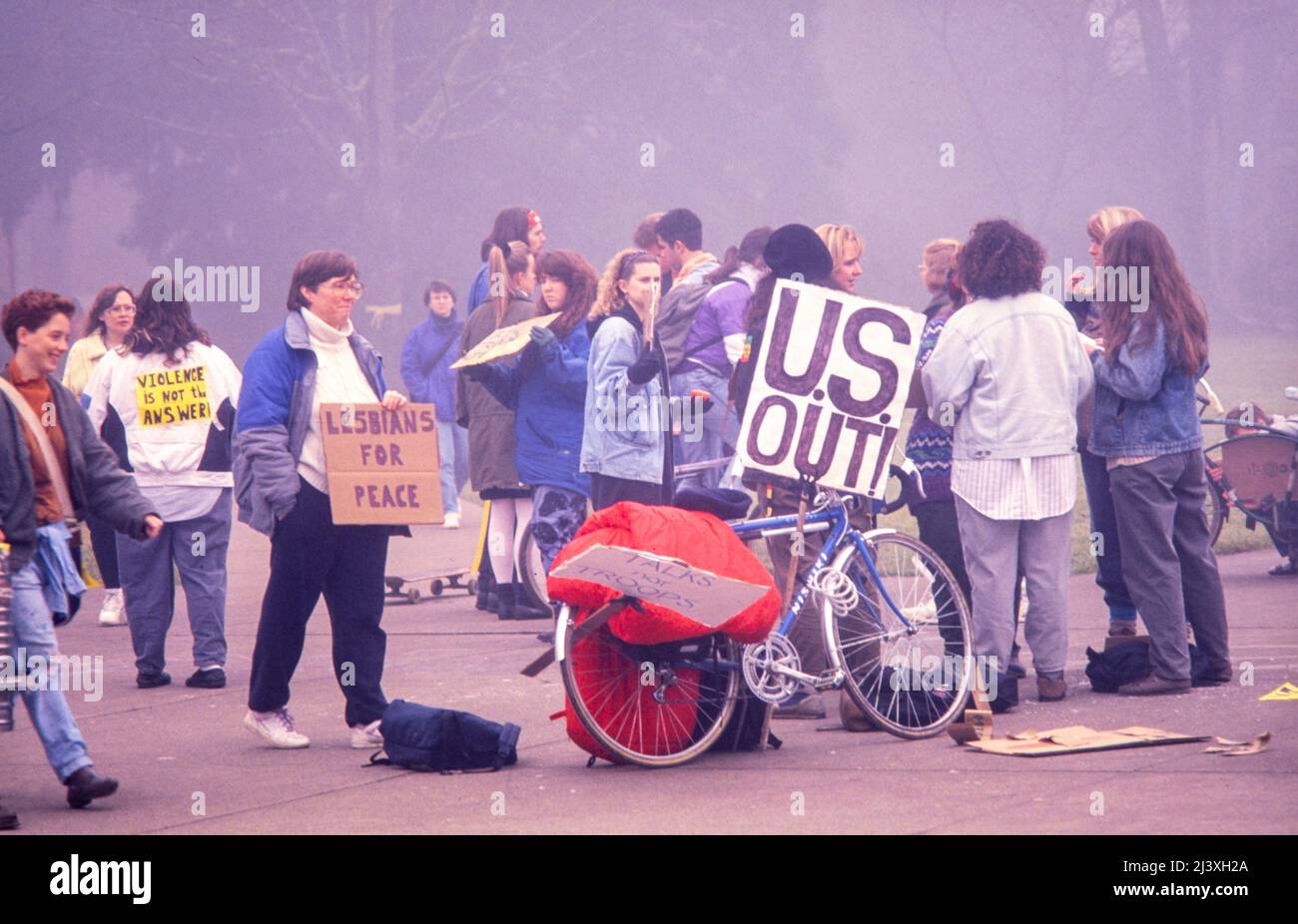 Protesta pacífica contra la guerra por parte de estudiantes de la Universidad Estatal de Oregón en respuesta al lanzamiento de la Operación Tormenta del Desierto en Estados Unidos en enero de 1991 en oposición a Saddam Hussein y la invasión de Kuwait por Irak Foto de stock