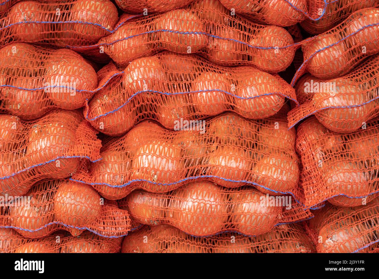 Resumen Antecedentes Textura de los sacos de cebollas en un mercado Foto de stock