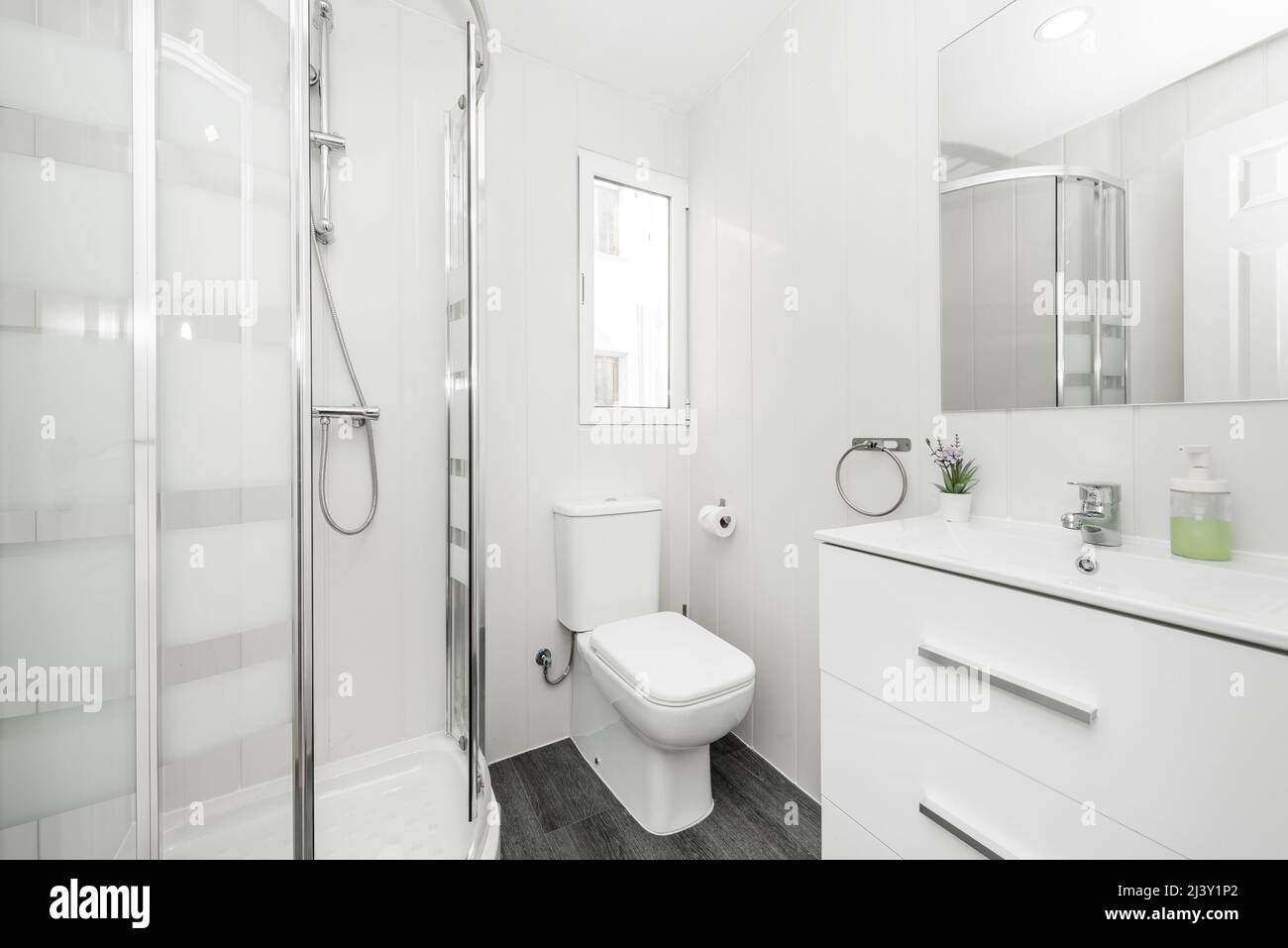 Baño blanco con espejo de pared sin marco, lavabo con encimera de porcelana  blanca para combinar con cajones de madera y ducha de cuarto de círculo  Fotografía de stock - Alamy