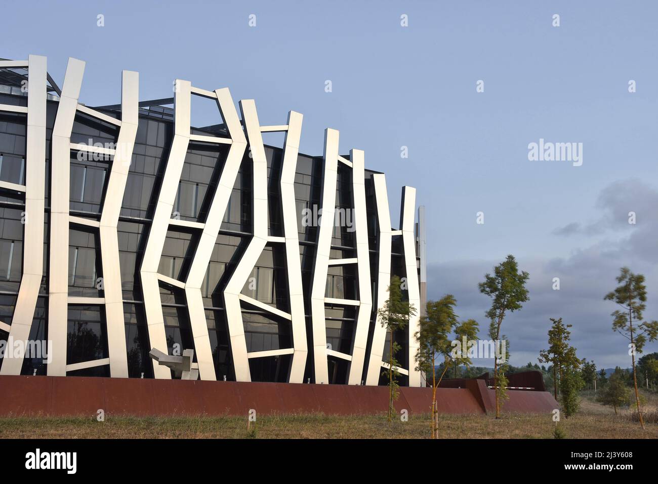 Central bancaria Caja Vital Kutxa - Moderno edificio exterior con patrones  metálicos en Vitoria-Gasteiz España. Diseñado por arquitectos mozas+Aguirre  Fotografía de stock - Alamy