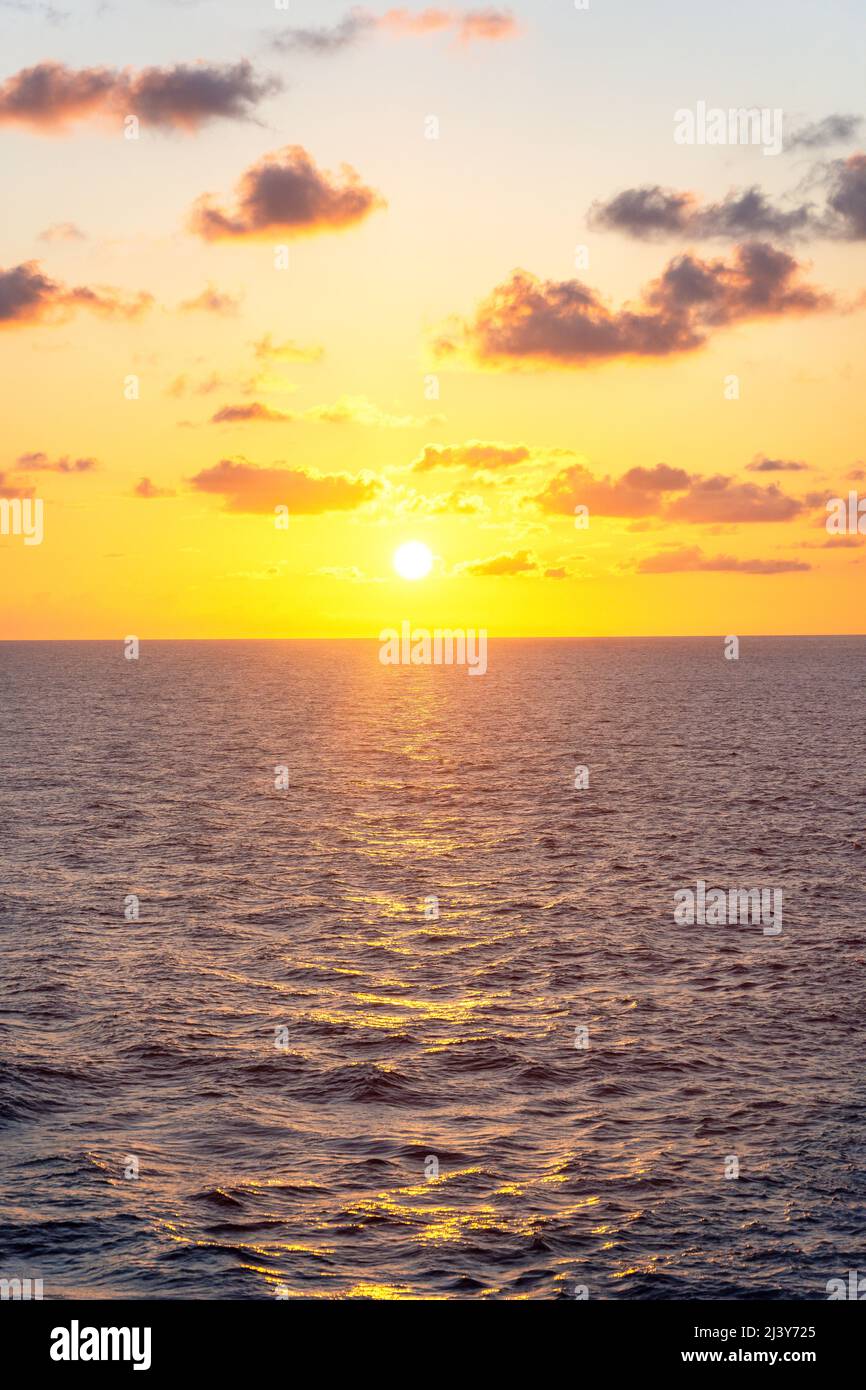 Puesta de sol sobre el mar desde el barco crucero Marella Explorer 2, Mar Caribe, Caribe Foto de stock