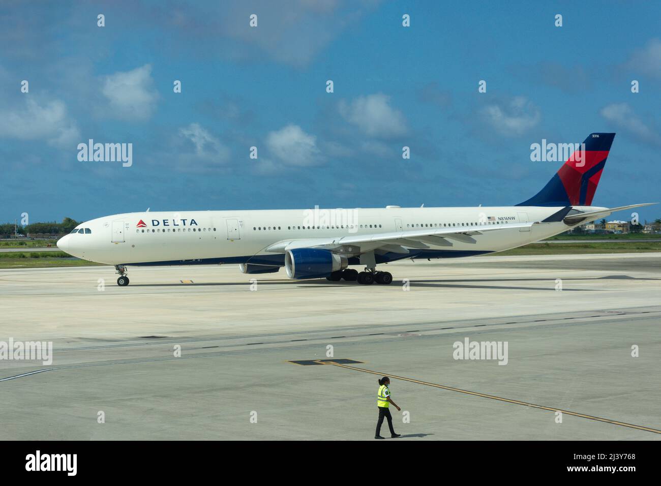 Delta Airlines Airbus A330-323 en el Aeropuerto Internacional de Sangster, Montego Bay, St James Parish, Jamaica, Gran Antillas, Caribe Foto de stock