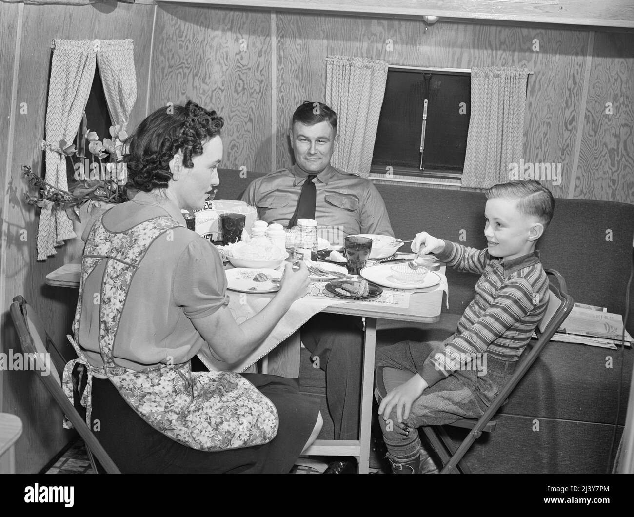 Burlington, Iowa. Unidad Sunnyside, campamento de remolque de la FSA (Administración de Seguridad Agrícola). En un remolque para trabajadores de la planta de municiones de Burlington, febrero de 1942 Foto de stock