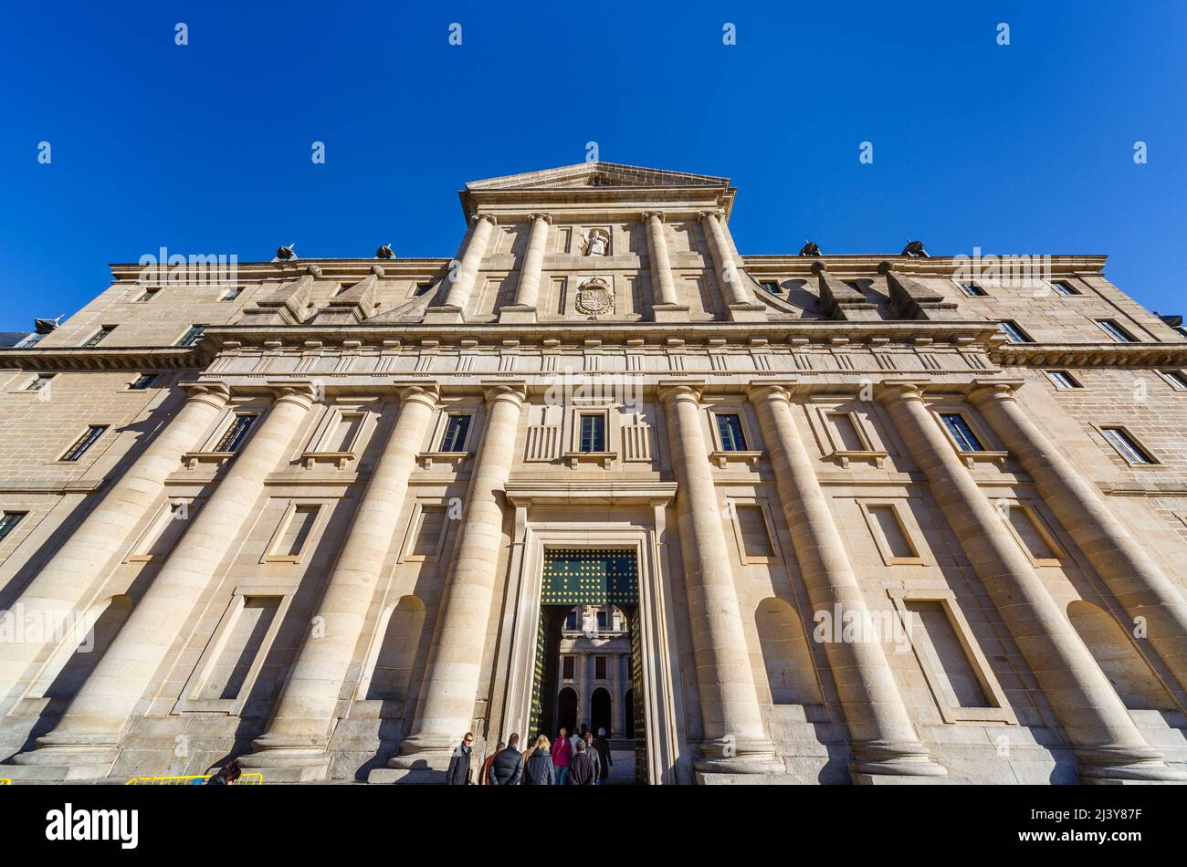 Entrada y fachada del Recinto Real de San Lorenzo de El Escorial, de gran variedad palacio real, monasterio, museo y escuela, cerca de Madrid, España Foto de stock
