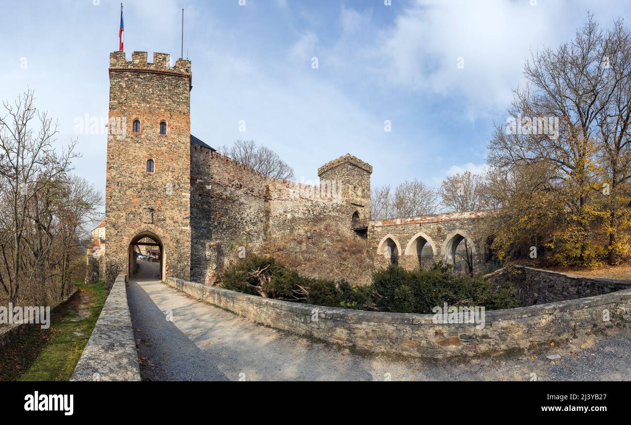 El castillo de Bitov, Moravia del Sur, República Checa, el castillo de Bitov está en la colina sobre la presa de Vranov, cerca de la ciudad de Vranov nad Dyji y la ciudad de Znojmo, gótico y renaissanc Foto de stock