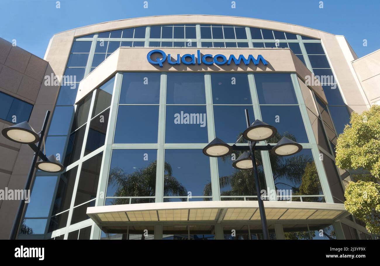 Qualcomm incorporó el exterior de la oficina del edificio Sorrento Valley. Qualcomm es una empresa multinacional de telecomunicaciones de semiconductores para la industria inalámbrica de EE. UU Foto de stock