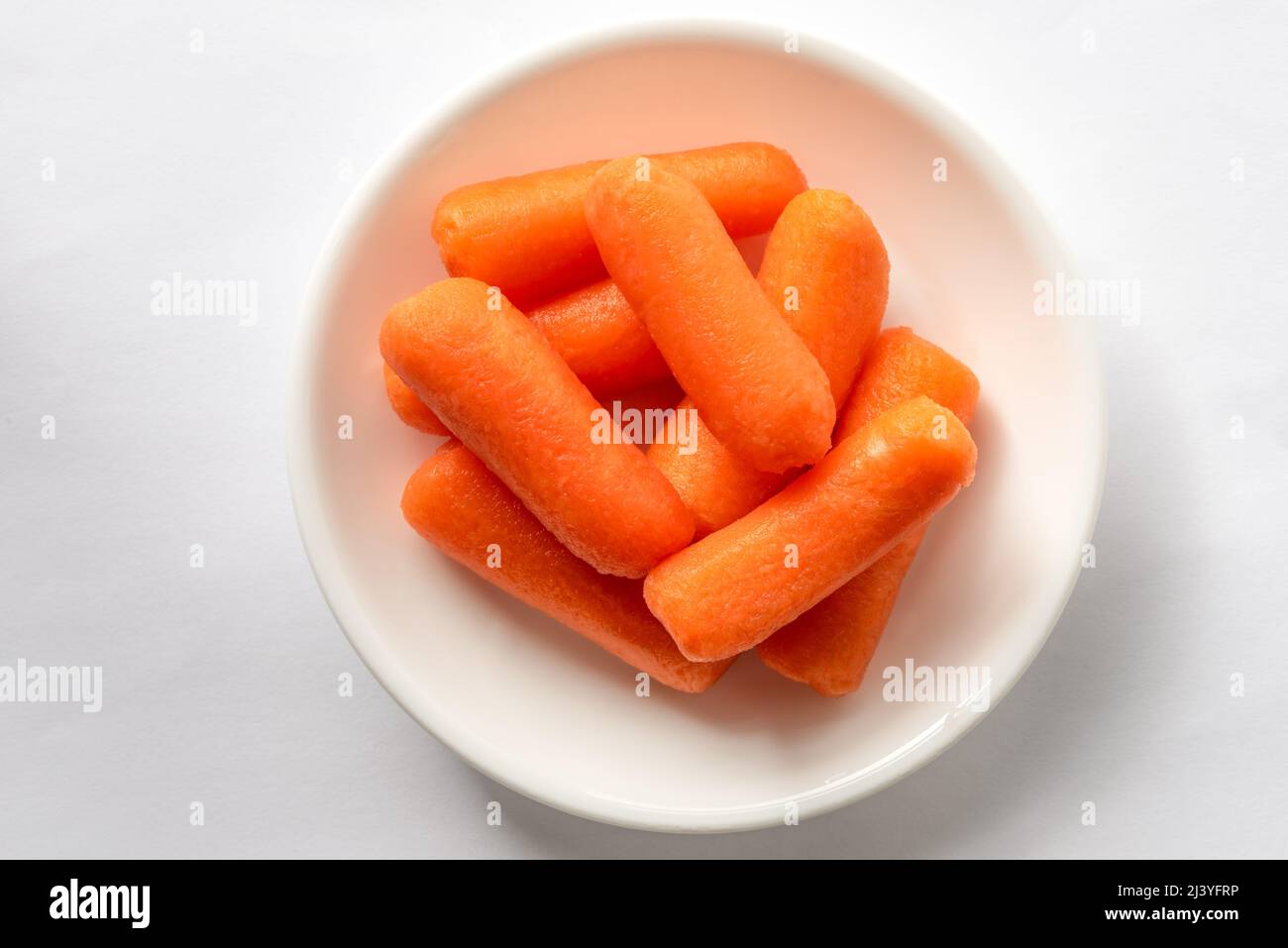 Mini Zanahorias en un cuenco Foto de stock