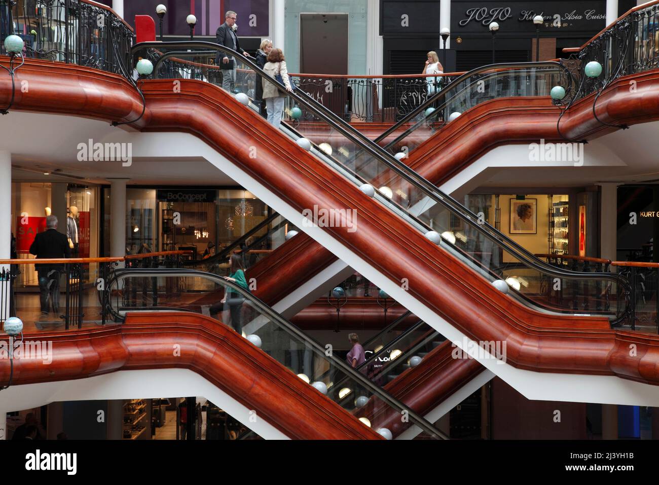 Escalera mecánica en Princes Square en Glasgow, Escocia Foto de stock