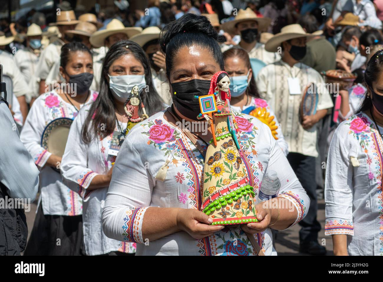 Uruapan, México. 10th de Abr de 2022. Los artesanos mexicanos vestidos
