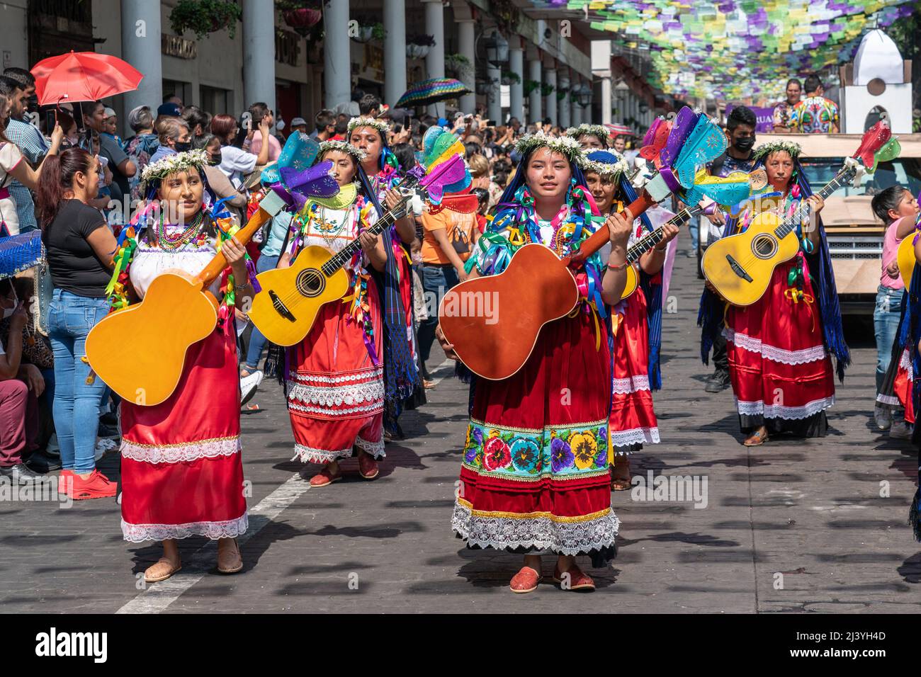 Uruapan, México. 10th de Abr de 2022. Artesanos mexicanos de Paracho