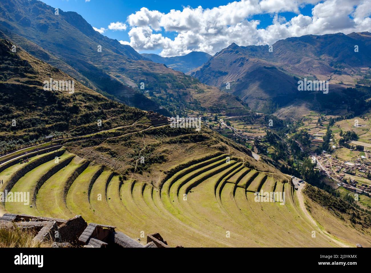 Terrazas agrícolas (andenes) en el sector Qantas Raqay de las ruinas de Pisac cerca de la ciudad de Pisac, Valle Sagrado, Perú. Foto de stock