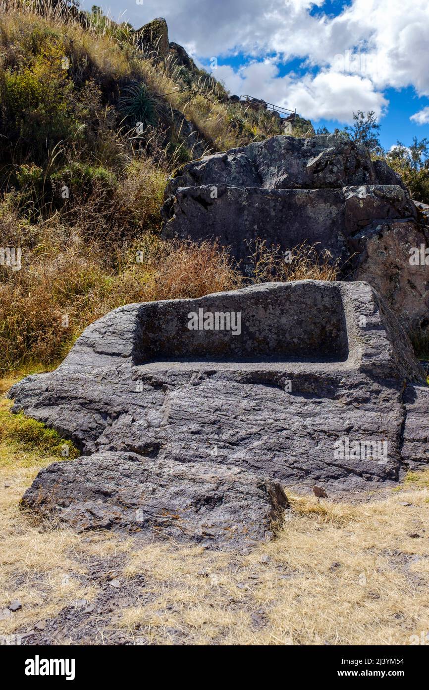 Banco de piedra en el sector Intihuatana de las ruinas de la fortaleza inca Pisac, Valle Sagrado del Perú. Foto de stock