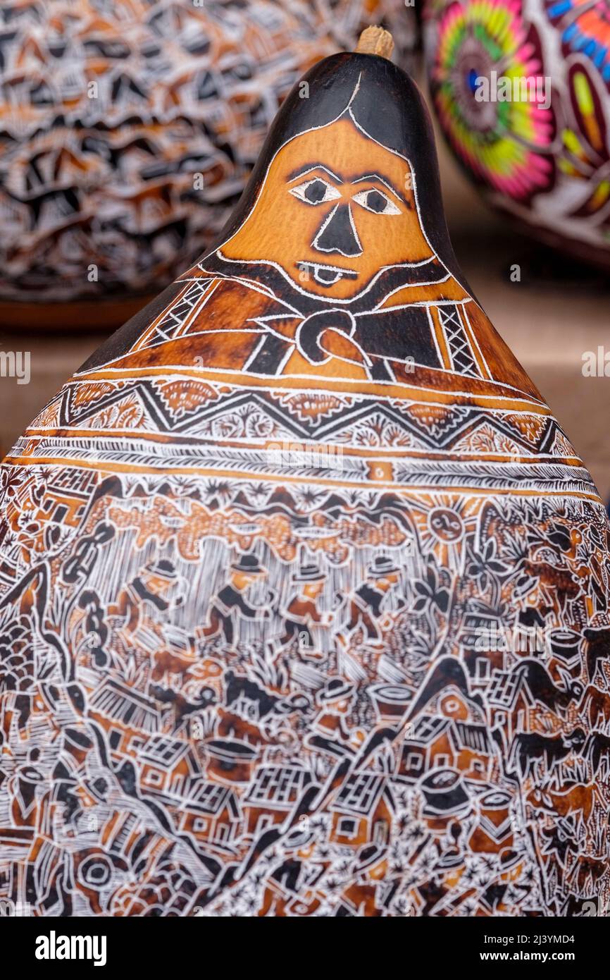 Mate burilado, calabaza tallada que representa a la deidad andina Pachamama para la venta en Pisac Sunday Market, Perú Foto de stock