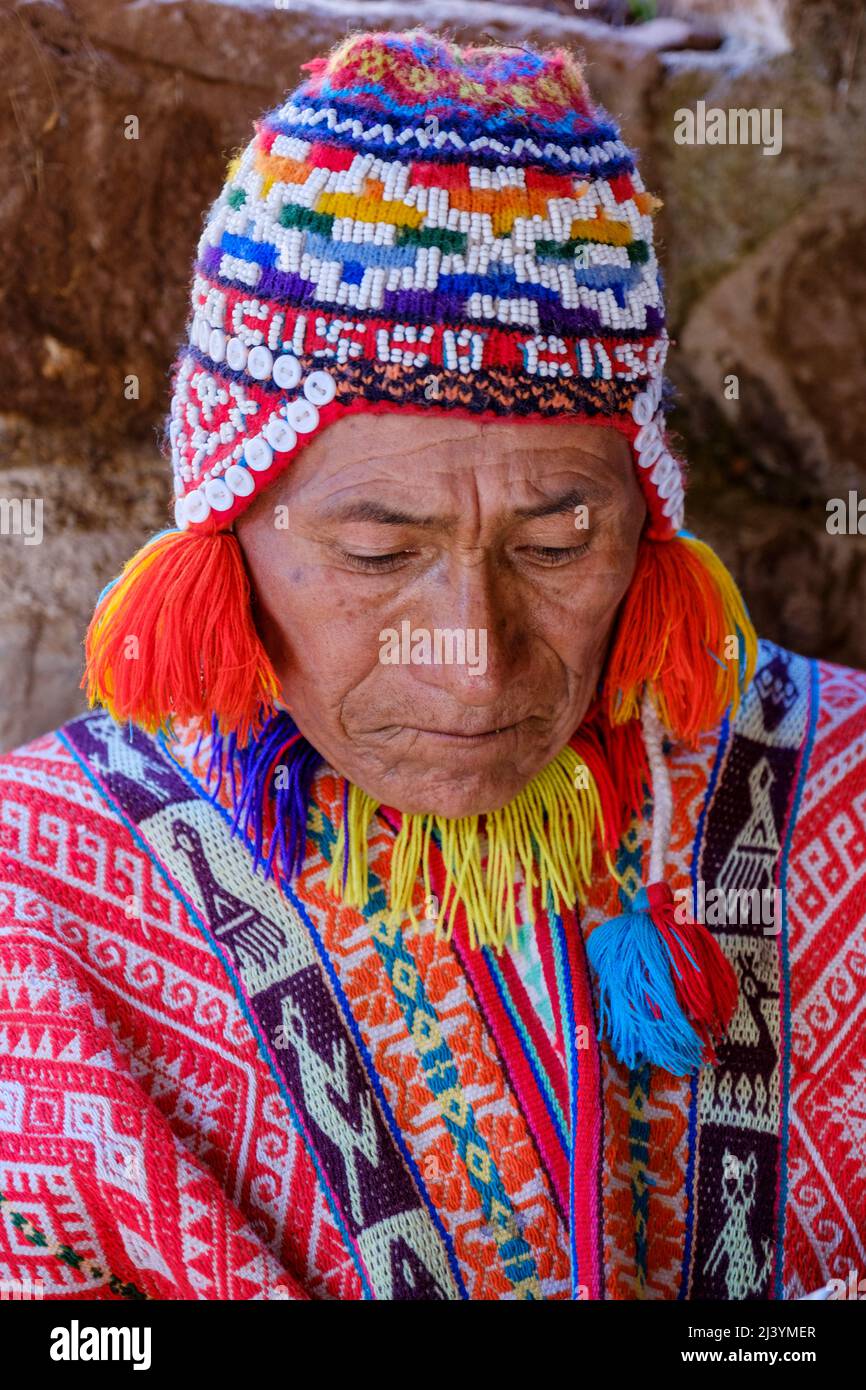 Hombre quechua vestido tradicional de los Andes en el mercado dominical de Pisac, Valle Sagrado, Perú Foto de stock