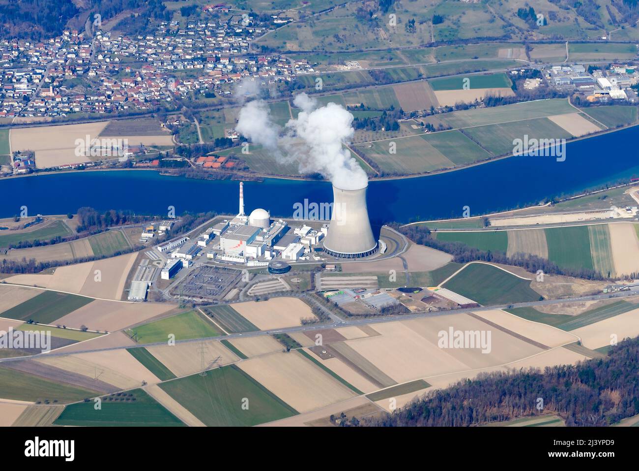 Central Nuclear de Leibstadt en Suiza, Europa. Generador de energía nuclear en Europa. Vista aérea de la central nuclear europea. Foto de stock
