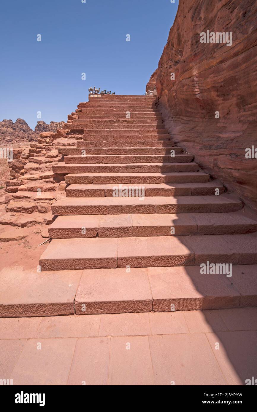 Pasos antiguos que conducen a la Tumba Real en Petra, Jordania Foto de stock