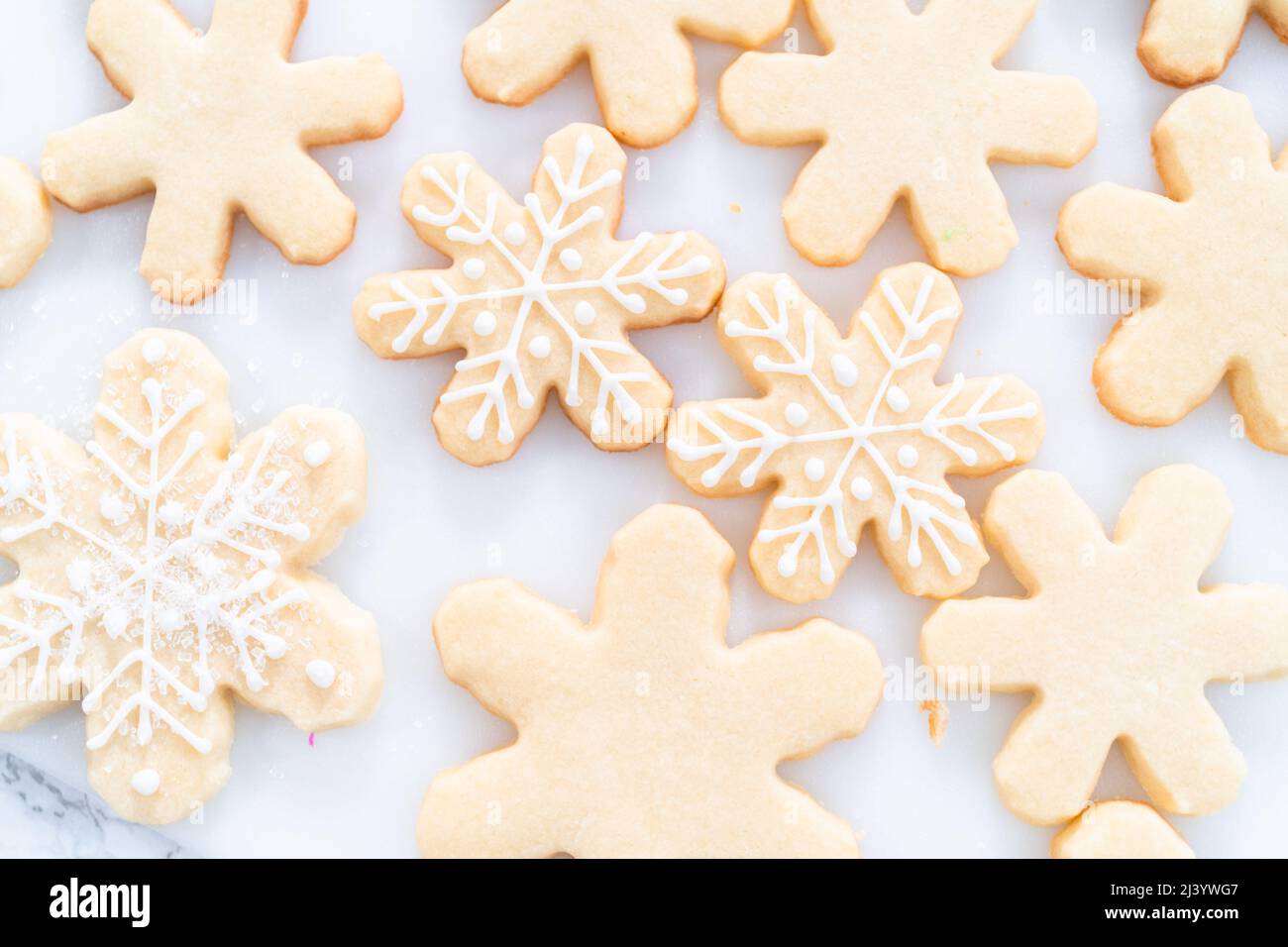 Navidad decorar las galletas con azúcar glas real y lloviznas Fotografía de  stock - Alamy