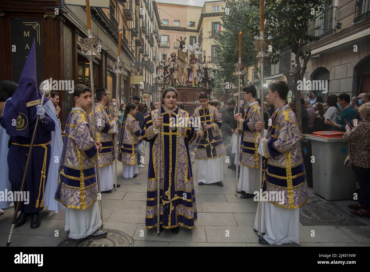 La Semana Santa llega a Madrid. Para facilitar los actos que tendrán lugar durante estos días en las parroquias más emblemáticas de la capital Foto de stock