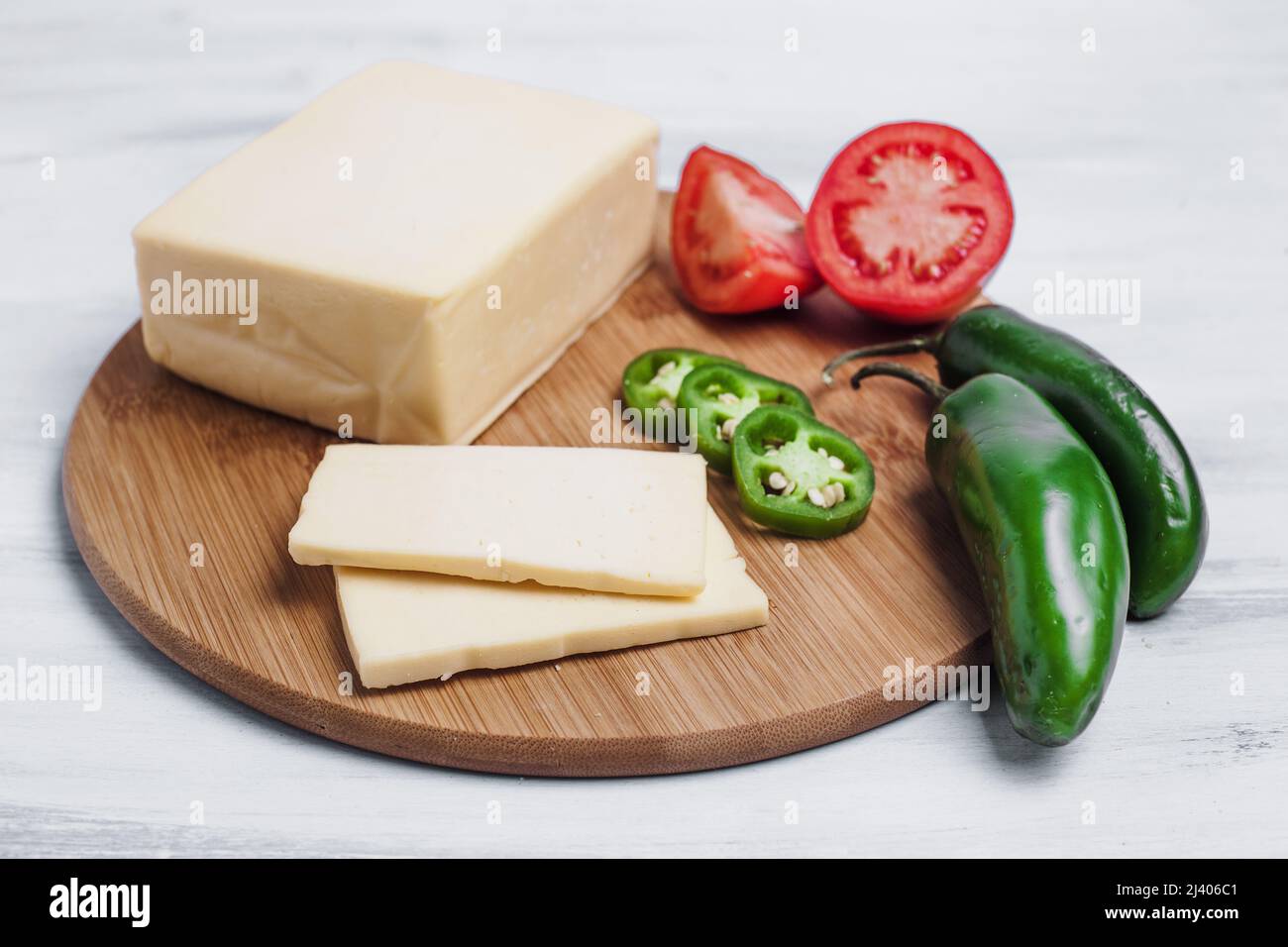 Queso mexicano de Chihuahua o queso menonita y tequila o mezcal tirado desde México América