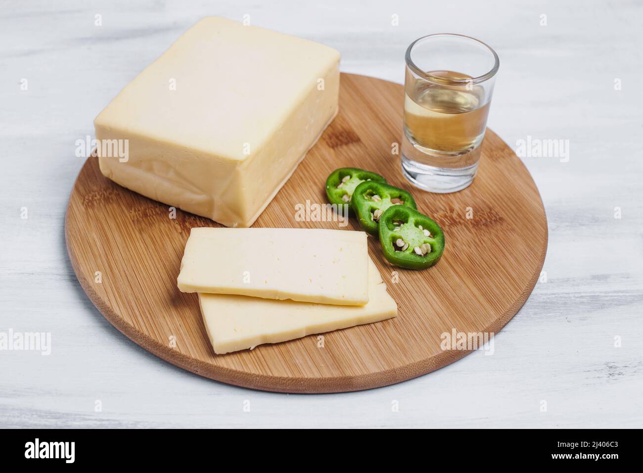 Queso mexicano de Chihuahua o queso menonita y tequila o mezcal tirado desde México América