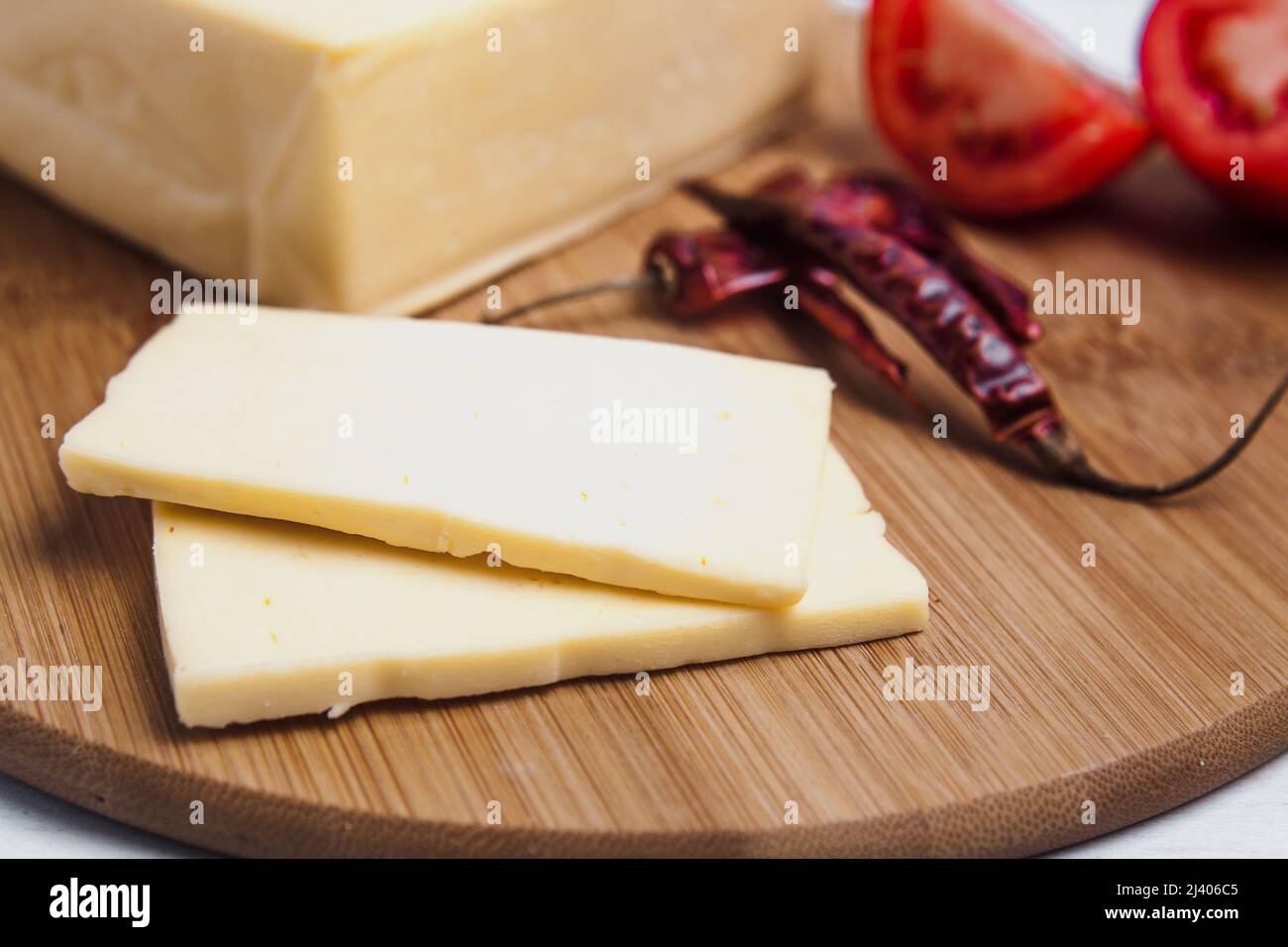 Queso mexicano de Chihuahua o queso menonita y tequila o mezcal tirado desde México América