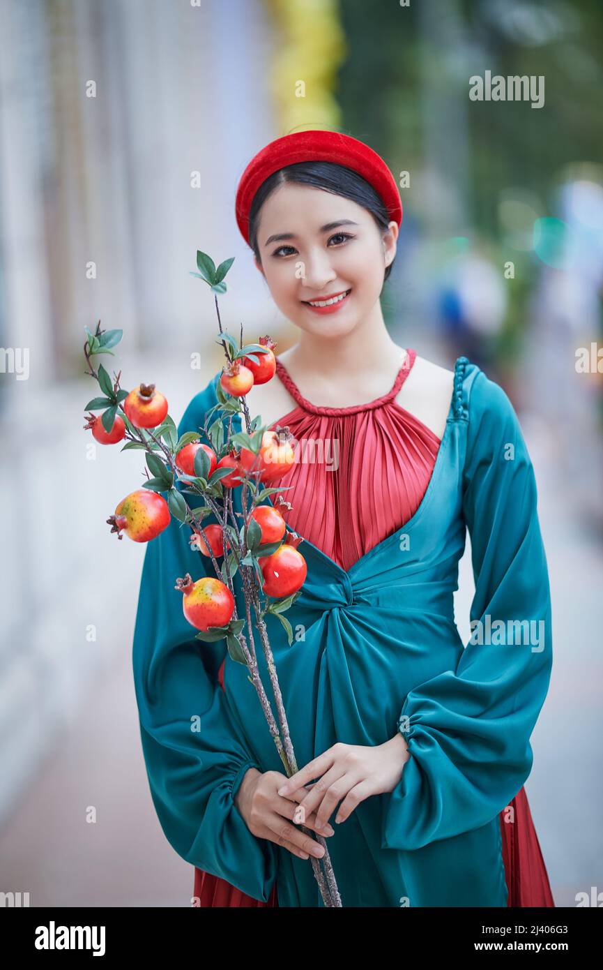 Ciudad Ho Chi Minh, Vietnam: Hermosa chica vietnamita con ropa tradicional para celebrar el año nuevo lunar Foto de stock