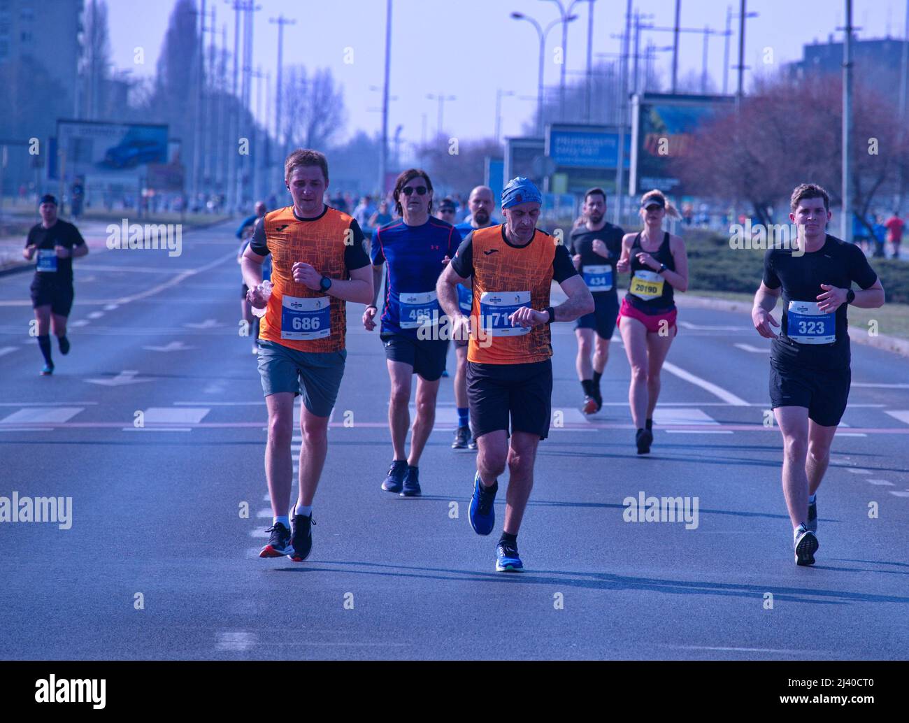 Gente corriendo Zagreb medio maratón de primavera Foto de stock