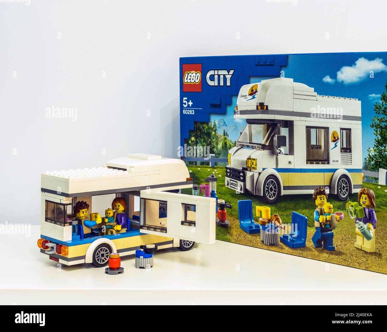 2021: Cajas de Lego City constructor de plástico sobre blanco Fotografía de  stock - Alamy