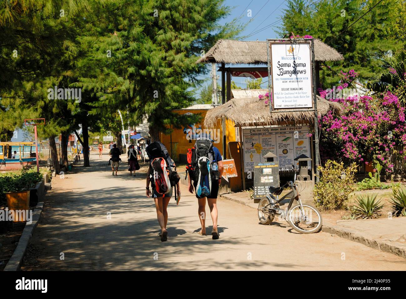 Las mochilas buscan alojamiento en Gili Trawangan, que no tiene coches. Foto de stock
