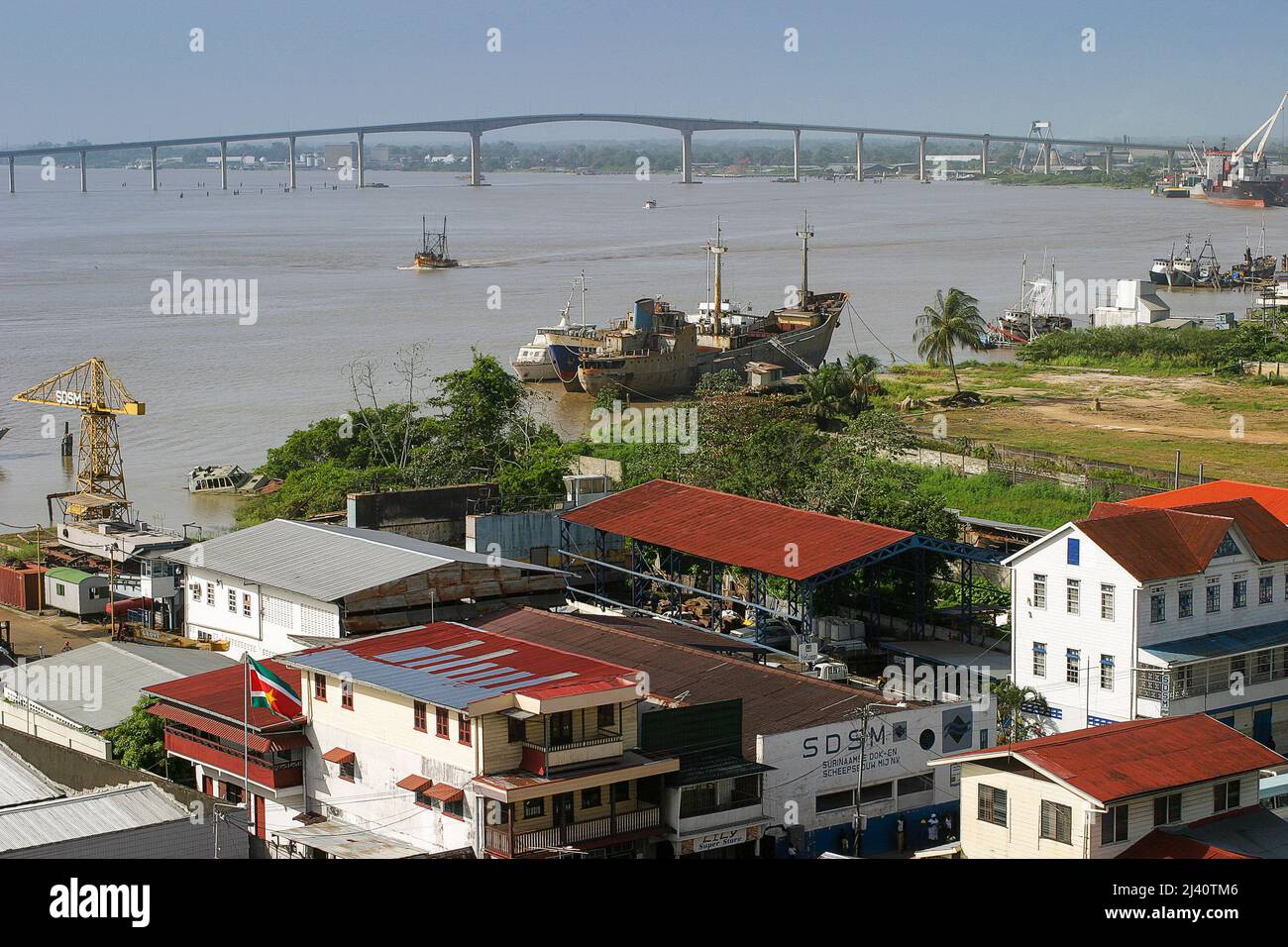 Surinam, Paramaribo - vista general de la parte de la ciudad junto al río Surinam. Foto de stock