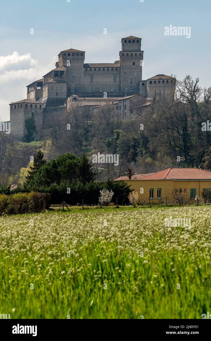 Vista vertical del antiguo castillo de Torrechiara, Parma, Italia, en la temporada de primavera Foto de stock