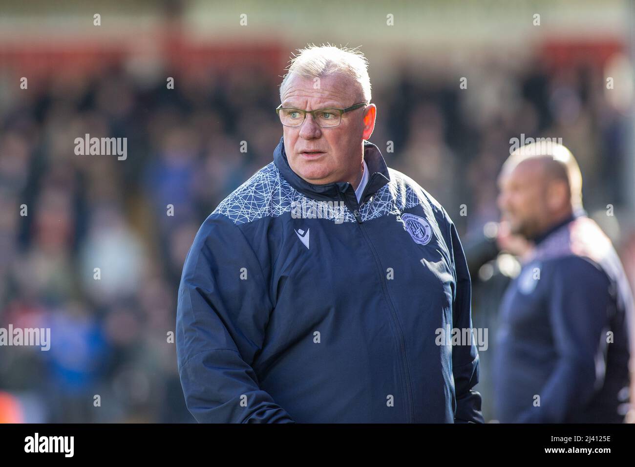 Steve Evans, director de fútbol, se encuentra en la línea de contacto del Stevenage FC, estadio Lamex durante el partido Foto de stock