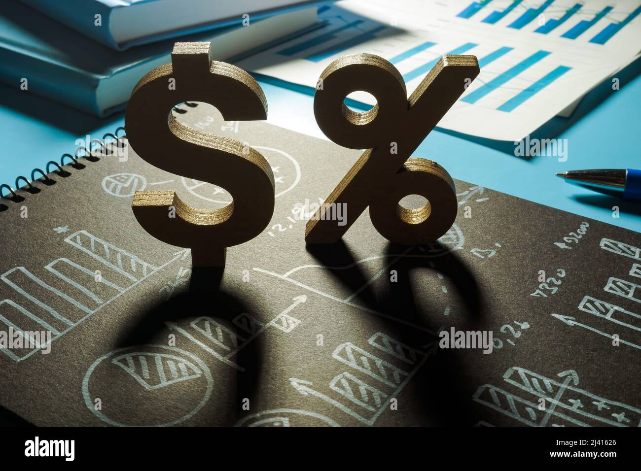 Concepto de retorno de la inversión. Resultados financieros y signos de dólar y porcentaje. Foto de stock