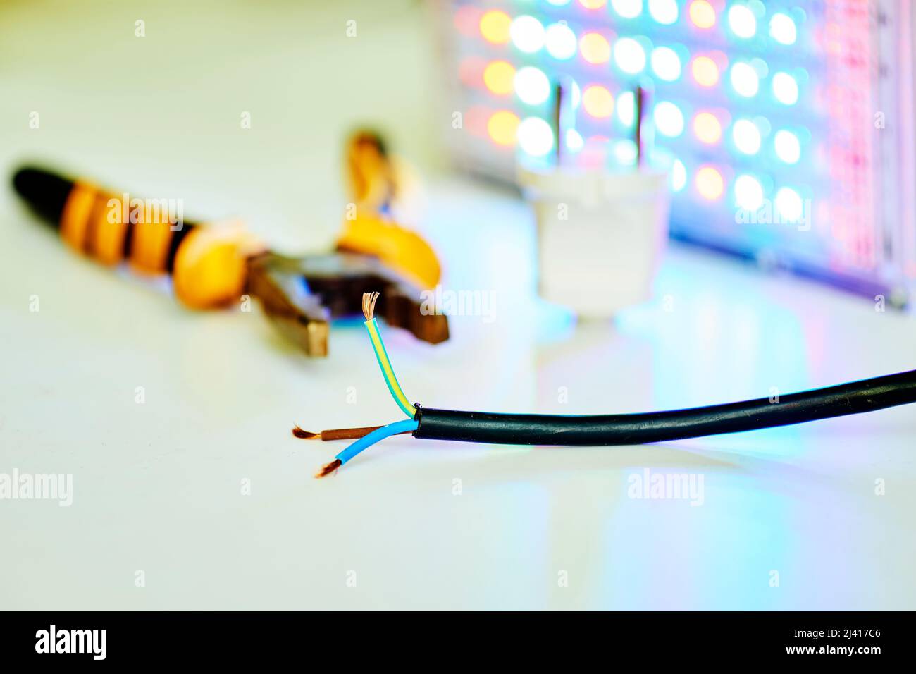 Cable eléctrico negro con cables marrón azul y verde-amarillo, linterna de  alicates Fotografía de stock - Alamy