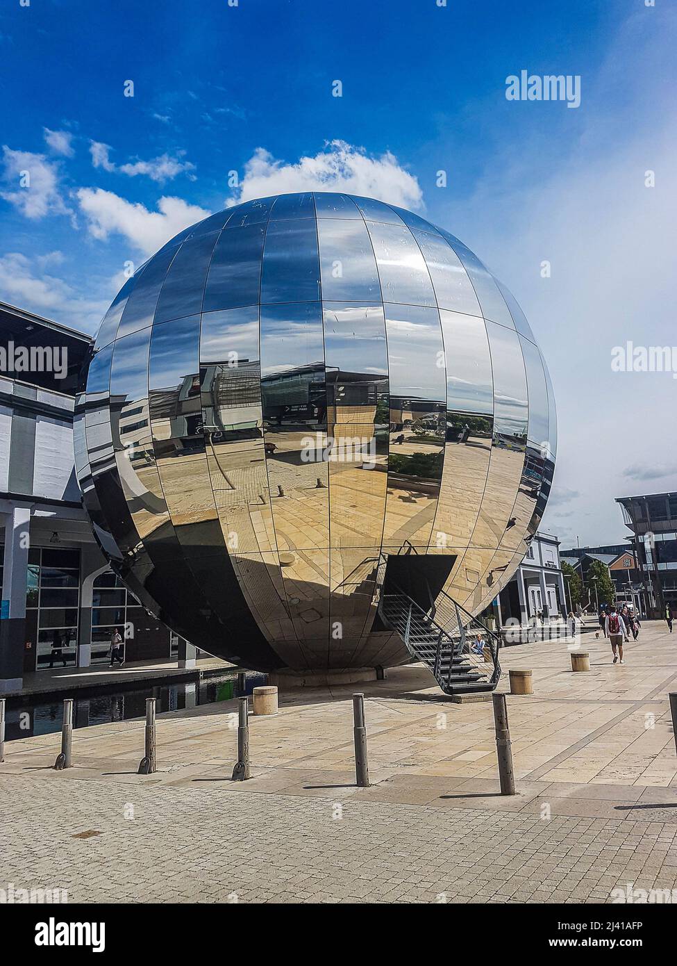 Bristol Planetarium - El Curioso, Millennium Square, Bristol Docks, Inglaterra, Gran Bretaña, Reino Unido, Foto de stock