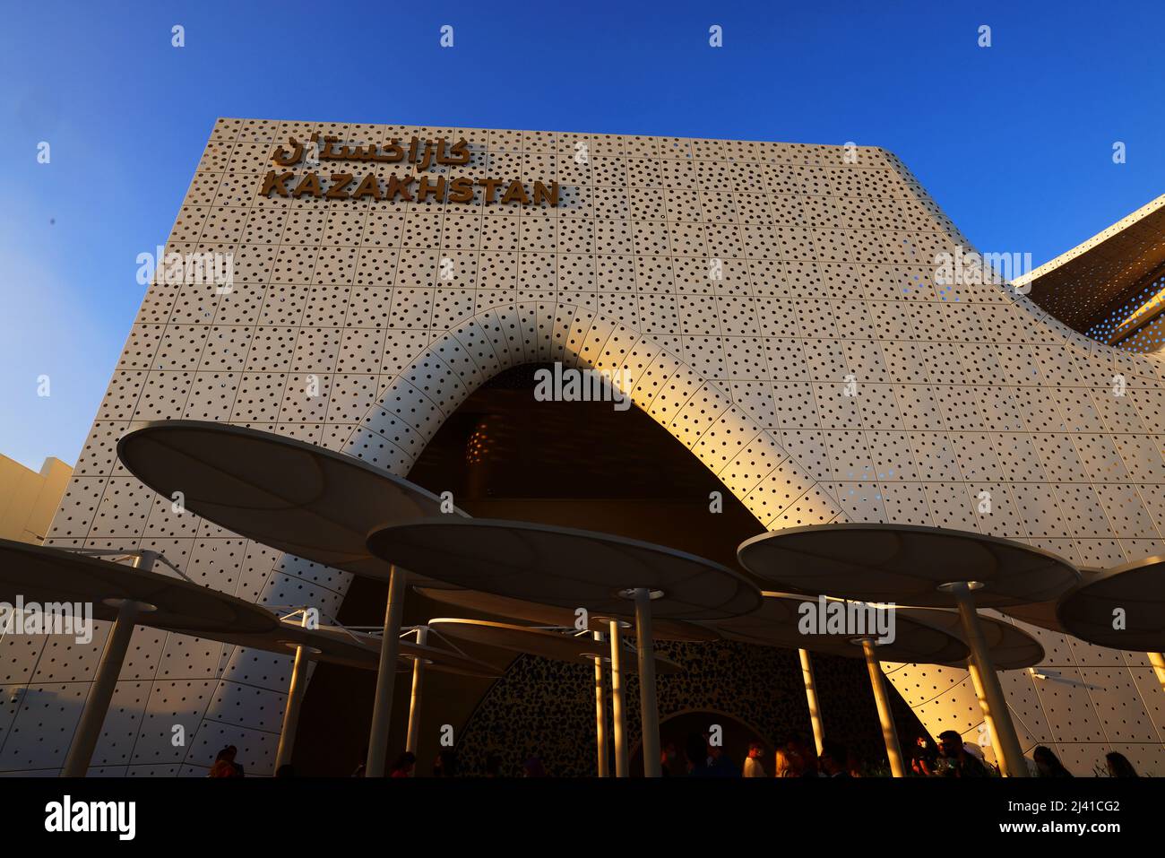Kunst, Dubai Expo, Weltausstellung, Architektur, Der Pavillon von Kasachstan ist eine Metall und Glasstruktur der modernen Architektur Foto de stock