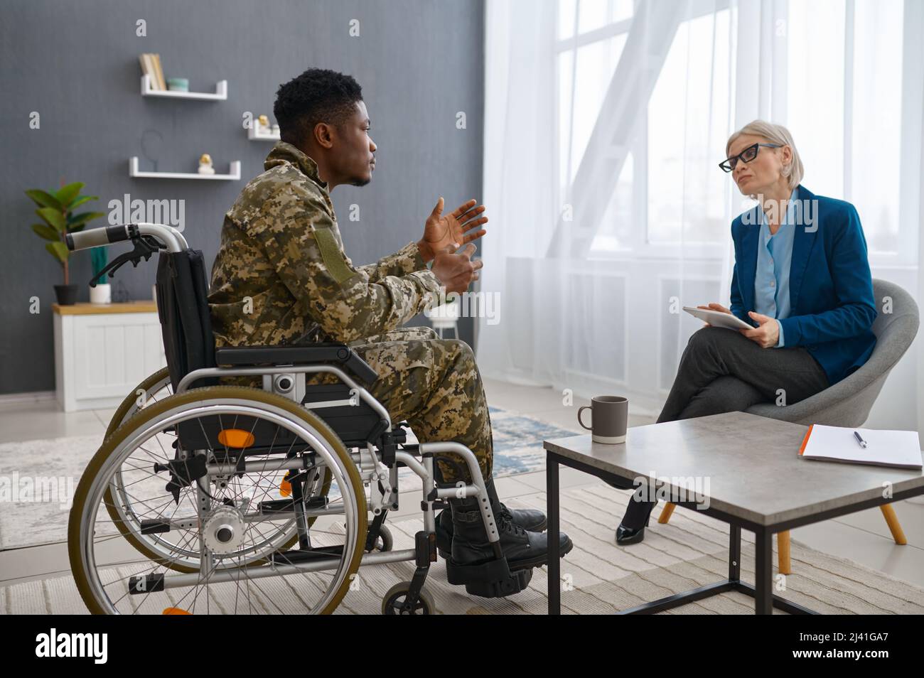 Soldado con discapacidad en consulta psicológica profesional Foto de stock