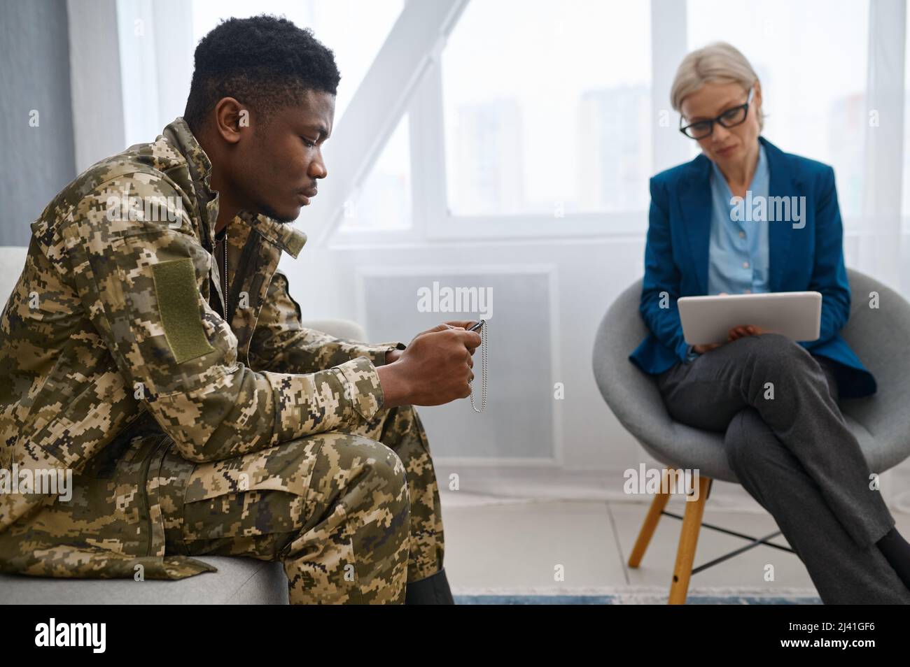 Soldado y psicoterapeuta durante la consulta Foto de stock