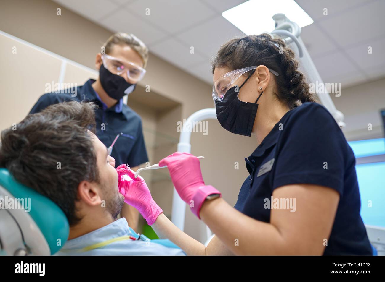 Paciente con examen dental en consulta dental Foto de stock